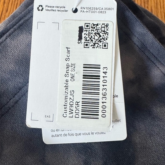 Lululemon customizable snap scarf - Picture 8 of 8